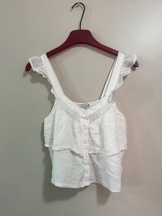American Eagle white lace top with ruffles
Woman’s Size S - Picture 1 of 3